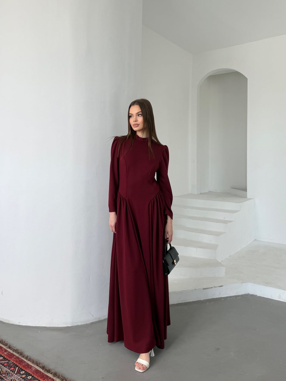 Yandan büzgülü volanlı maxi elbise - Görsel 7